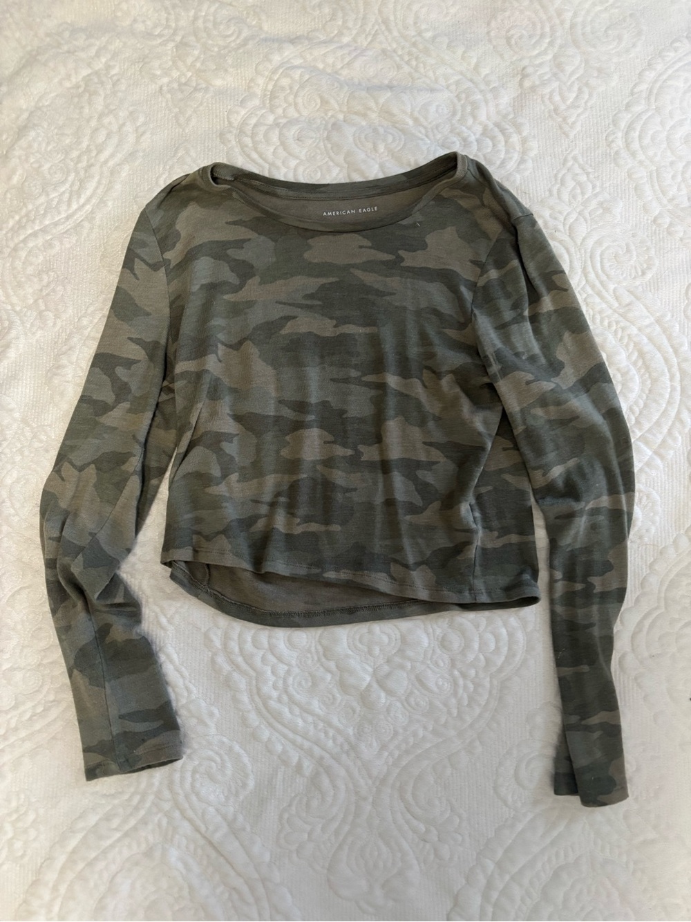 American Eagle Outfitters Olive Camo Long Sleeve Crop Tee